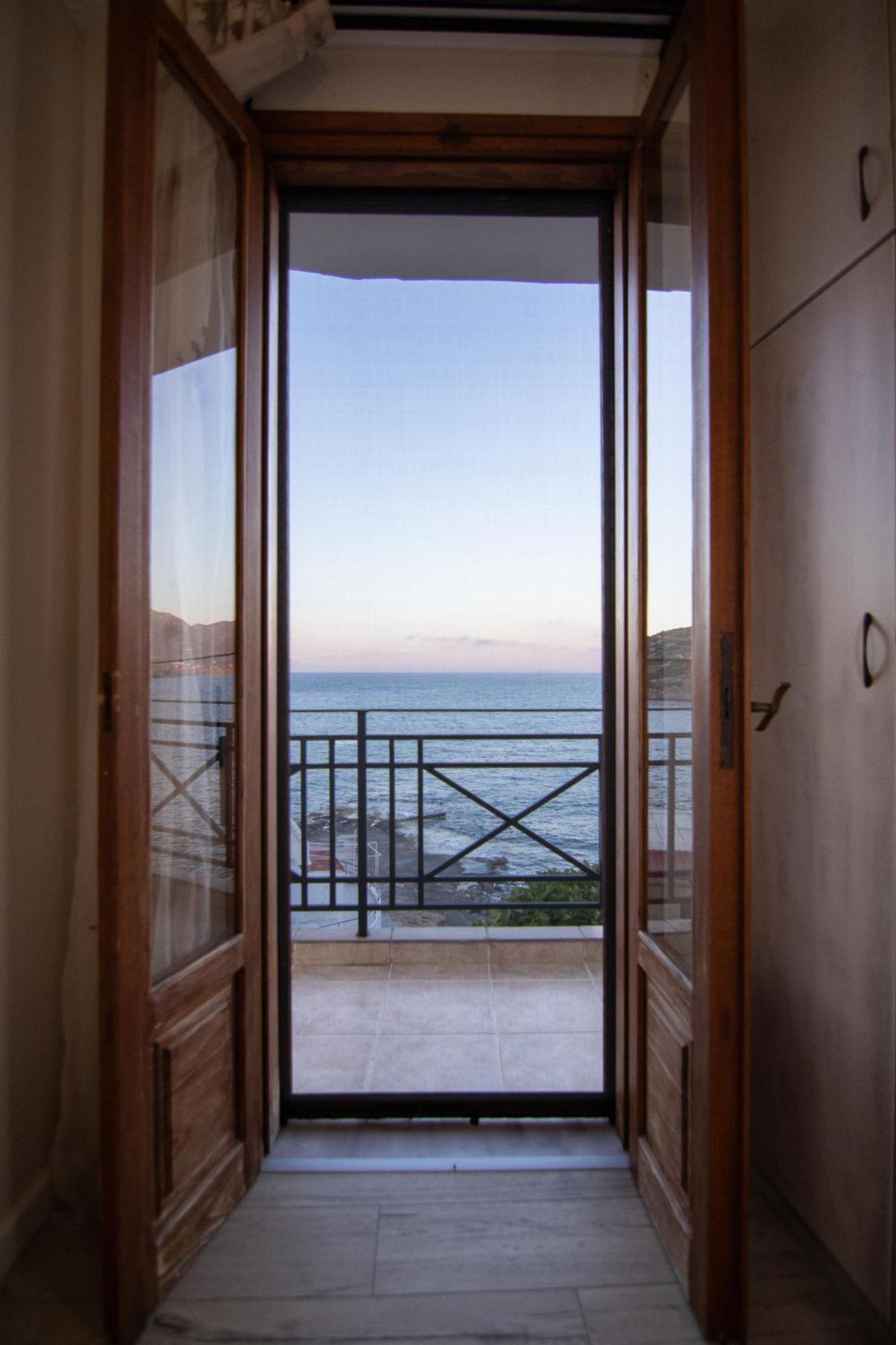 The Island House - Family Size Apt - Overlooking The Aegean - 3 Steps From The Beach Móchlos Exterior foto