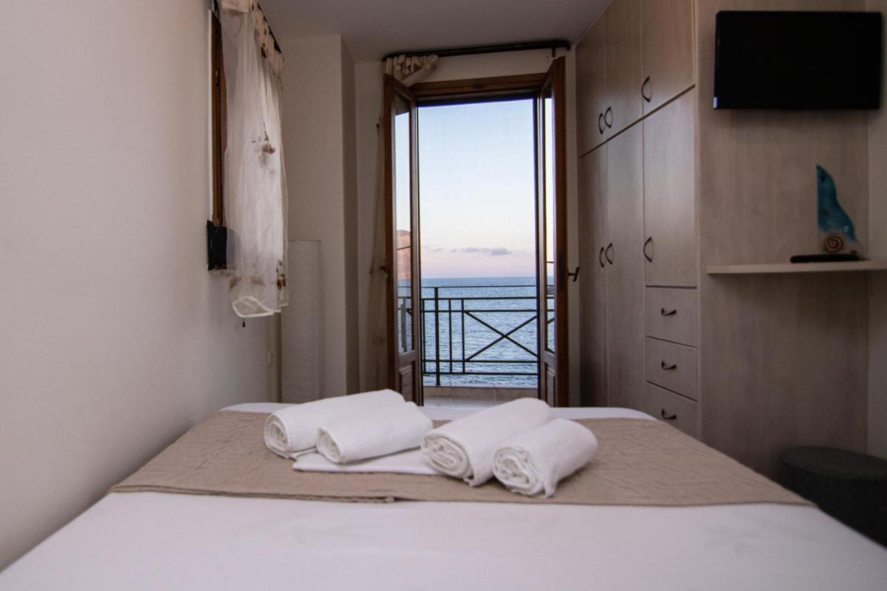 The Island House - Family Size Apt - Overlooking The Aegean - 3 Steps From The Beach Móchlos Exterior foto
